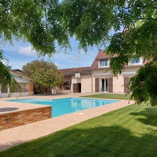 Maison à vendre 13 pièces MONTAUBAN (82), salle de reception, parking, bureaux, cave, dépendances,  parc de 8000m2, 2 entrées indépendantes 