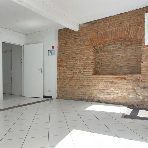 Local/bureau à vendre MONTAUBAN (82) avec vitrine et deux entrées, espace sanitaire.