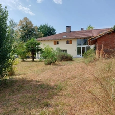 Maison à vendre 7 pièces MONTAUBAN (82) avec hangar de 150m², 6861m² de terrain avec une partie boisée.