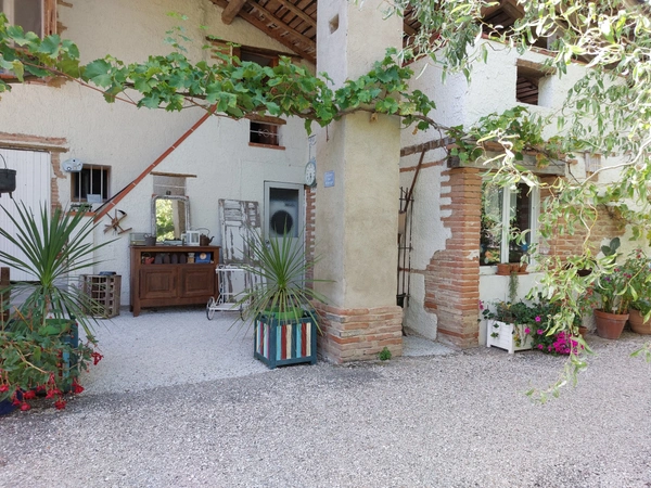 Maison à vendre 7 pièces MONTAUBAN (82) avec chambres d'hôtes, piscine, jardin et dépendance.