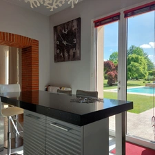 Maison à vendre 13 pièces MONTAUBAN (82), salle de reception, parking, bureaux, cave, dépendances,  parc de 8000m2, 2 entrées indépendantes 