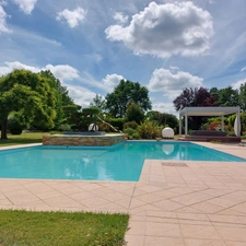 Maison à vendre 13 pièces MONTAUBAN (82), salle de reception, parking, bureaux, cave, dépendances,  parc de 8000m2, 2 entrées indépendantes 