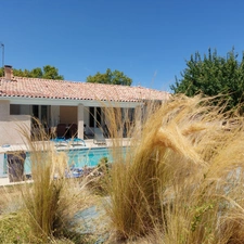 Maison à vendre 5 pièces CAMPSAS (82)avec garage attenant et double garage indépendant, piscine, terrasse couverte, puits, sur 2029m² de terrain.