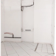 Local/bureau à vendre MONTAUBAN (82) avec vitrine et deux entrées, espace sanitaire.