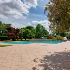 Maison à vendre 13 pièces MONTAUBAN (82), salle de reception, parking, bureaux, cave, dépendances,  parc de 8000m2, 2 entrées indépendantes 