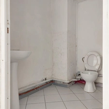 Local/bureau à vendre MONTAUBAN (82) avec vitrine et deux entrées, espace sanitaire.