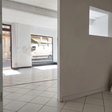 Local/bureau à vendre MONTAUBAN (82) avec vitrine et deux entrées, espace sanitaire.