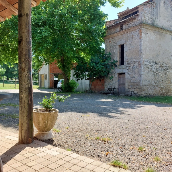 Maison à vendre 7 pièces VAISSAC (82), corps de ferme sur 26873m² de terrain avec box et nombreuses dépendances.