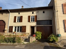 Maison de caractère mitoyenne avec beaux volumes, sauna, terrasse et jardin – Pexonne (54)