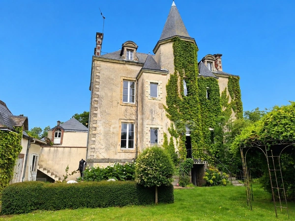 Demeure de caractère à vendre 9 pièces SOULGE SUR OUETTE (53)