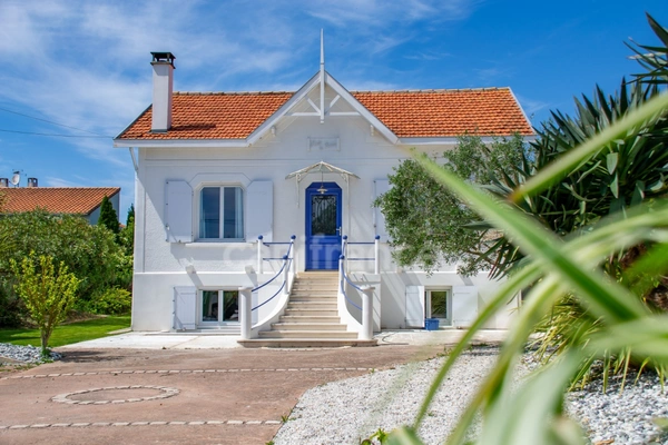 ROYAN - MAISON ANNÉES 30 AVEC PISCINE ET JARDIN PAYSAGÉ, PROCHE COMMERCES ET PLAGES