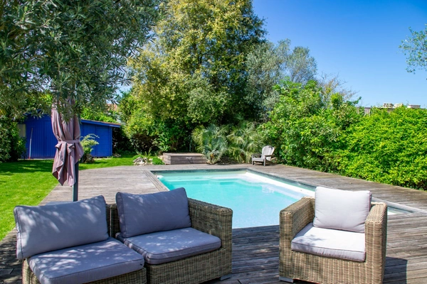 ROYAN - MAISON ANNÉES 30 AVEC PISCINE ET JARDIN PAYSAGÉ, PROCHE COMMERCES ET PLAGES