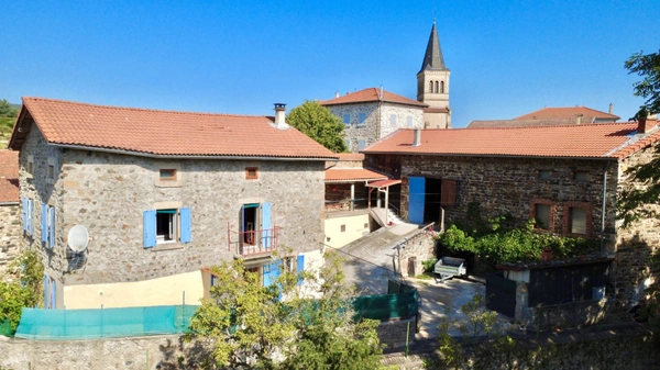 Un véritable petit fief en pierre, à l’abri des regards, offrant un cadre rare et un beau potentiel d’aménagement.