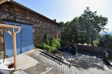Un véritable petit fief en pierre, à l’abri des regards, offrant un cadre rare et un beau potentiel d’aménagement.
