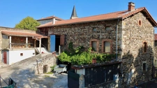 Un véritable petit fief en pierre, à l’abri des regards, offrant un cadre rare et un beau potentiel d’aménagement.