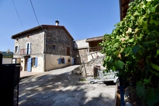 Un véritable petit fief en pierre, à l’abri des regards, offrant un cadre rare et un beau potentiel d’aménagement.