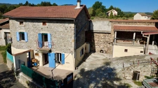 Un véritable petit fief en pierre, à l’abri des regards, offrant un cadre rare et un beau potentiel d’aménagement.
