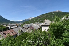 BRIANCON - SERRE CHEVALIER centre ville. Maison indépendante et ses deux jardins