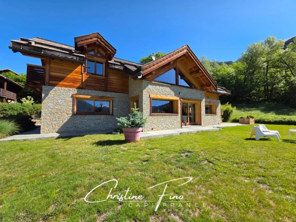 SERRE CHEVALIER-SAINT CHAFFREY Magnifique Chalet récent