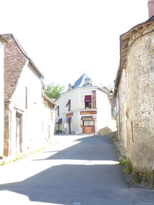 Opportunité Rare de Caractère au Cœur d'Angles-sur-l'Anglin (Potentiel Restaurant ou Habitation)