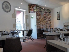 Opportunité Rare de Caractère au Cœur d'Angles-sur-l'Anglin (Potentiel Restaurant ou Habitation)