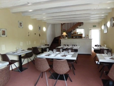 Opportunité Rare de Caractère au Cœur d'Angles-sur-l'Anglin (Potentiel Restaurant ou Habitation)