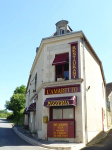 Opportunité Rare de Caractère au Cœur d'Angles-sur-l'Anglin (Potentiel Restaurant ou Habitation)