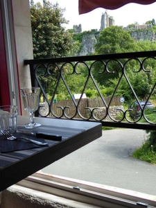 Opportunité Rare de Caractère au Cœur d'Angles-sur-l'Anglin (Potentiel Restaurant ou Habitation)