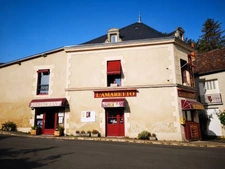 Opportunité Rare de Caractère au Cœur d'Angles-sur-l'Anglin (Potentiel Restaurant ou Habitation)