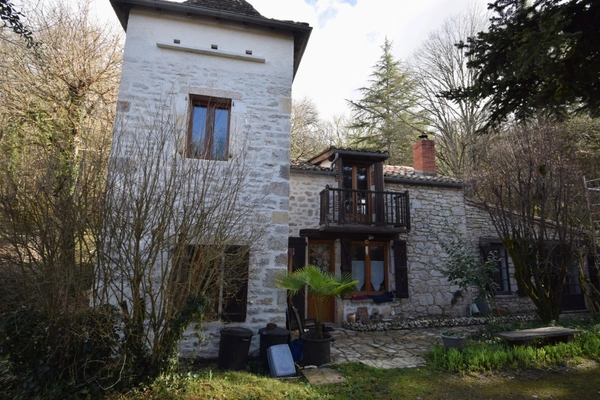 Maison à vendre  en pierre avec piscine  VERS (46)