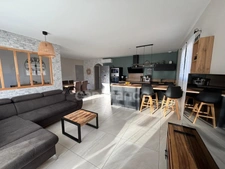 CHARMING SINGLE-STORY VILLA 2 MINUTES FROM SHOPS