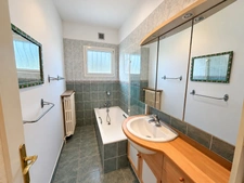 Au calme en impasse : maison familiale, 4 chambres dont 2 de plain-pied, 767 m² de terrain