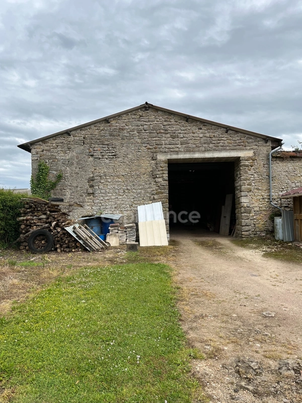 Terrain constructible 1 975 m² avec grange – 5 min de Semur-en-Auxois