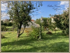 Family home to renovate with a large wooded lot