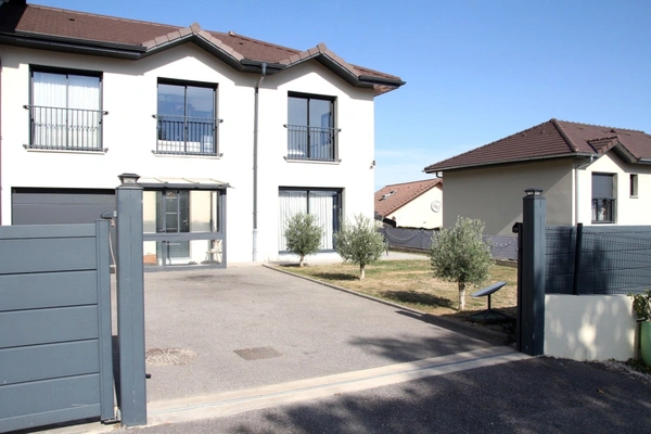 Villa contemporaine de maçon 6 pièces (2023) – 115 m² à Farges (01550)