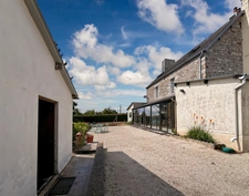 Stone house of 136 m² on 2720 m² of land, workshop of 108 m², Saint Clément Rancoudray (single-storey living)