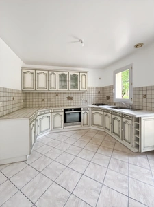 Aux portes du Mans, pavillon sur sous-sol de 100 m² avec 3 chambres sur terrain de 2 226 m²