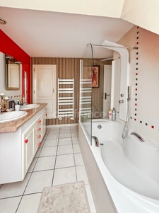  Superbe pavillon de 146 m² habitables sur un terrain arboré de 1334 m² – Le Neufbourg