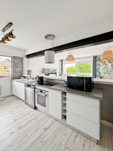 Maison de ville de 106,9 M² avec bel espace de vie, 3 chambres, terrasse et véranda au cœur de Granville !