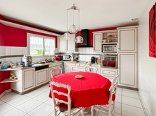  Superbe pavillon de 146 m² habitables sur un terrain arboré de 1334 m² – Le Neufbourg