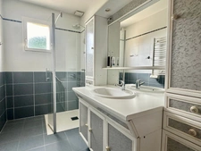 Maison à vendre 6 pièces - 3 chambres à Saumur,secteur Bagneux, vie de plein-pied avec véranda, sous-sol, jardin 
