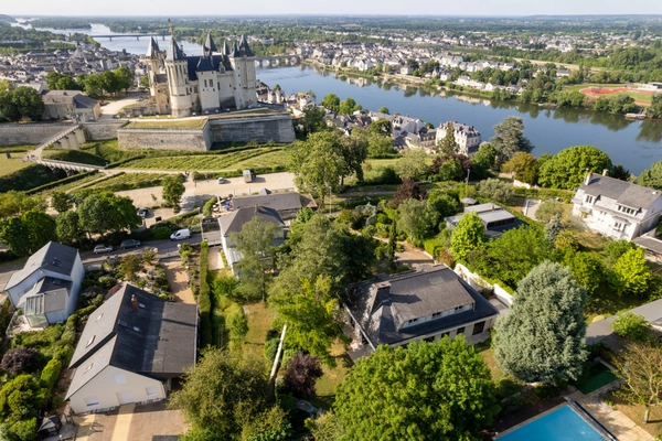 Propriete d'exception à vendre à SAUMUR (49400)  Panorama d'exception sur le château et la Loire - 328m² - 2278m²-piscine