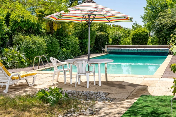 Propriete d'exception à vendre à SAUMUR (49400)  Panorama d'exception sur le château et la Loire - 328m² - 2278m²-piscine