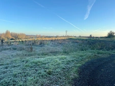 Saumur Sud à 5 km de la zone commerciale : Ensemble grange en pierre à aménager, hangar, et dépendances - 2503 m² 