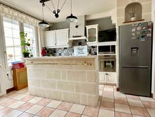 MAISON A VENDRE A SAUMUR - 5 CHAMBRES - 2 GARAGES - MAGNIFIQUE JARDIN ARBORE - 1100m² - PROXIMITE GARE ET COMMERCES