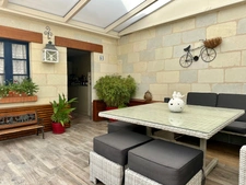 MAISON A VENDRE A SAUMUR - 5 CHAMBRES - 2 GARAGES - MAGNIFIQUE JARDIN ARBORE - 1100m² - PROXIMITE GARE ET COMMERCES