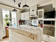 MAISON A VENDRE A SAUMUR - 5 CHAMBRES - 2 GARAGES - MAGNIFIQUE JARDIN ARBORE - 1100m² - PROXIMITE GARE ET COMMERCES