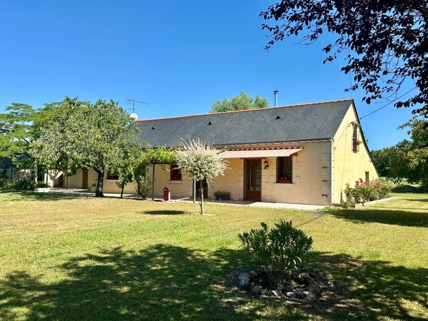 Maison à vendre Longére de charme à  VIVY (49) - 1 hectare de terrain -  à proximité de Saumur