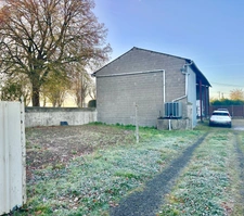 Saumur Sud à 5 km de la zone commerciale : Ensemble grange en pierre à aménager, hangar, et dépendances - 2503 m² 