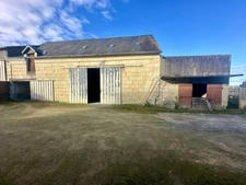 Saumur Sud à 5 km de la zone commerciale : Ensemble grange en pierre à aménager, hangar, et dépendances - 2503 m² 